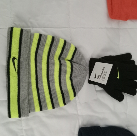 NIKE UNISEX KIDS & ADULTS FOLDOVER BEANIE & GLOVE - Picture 1 of 1